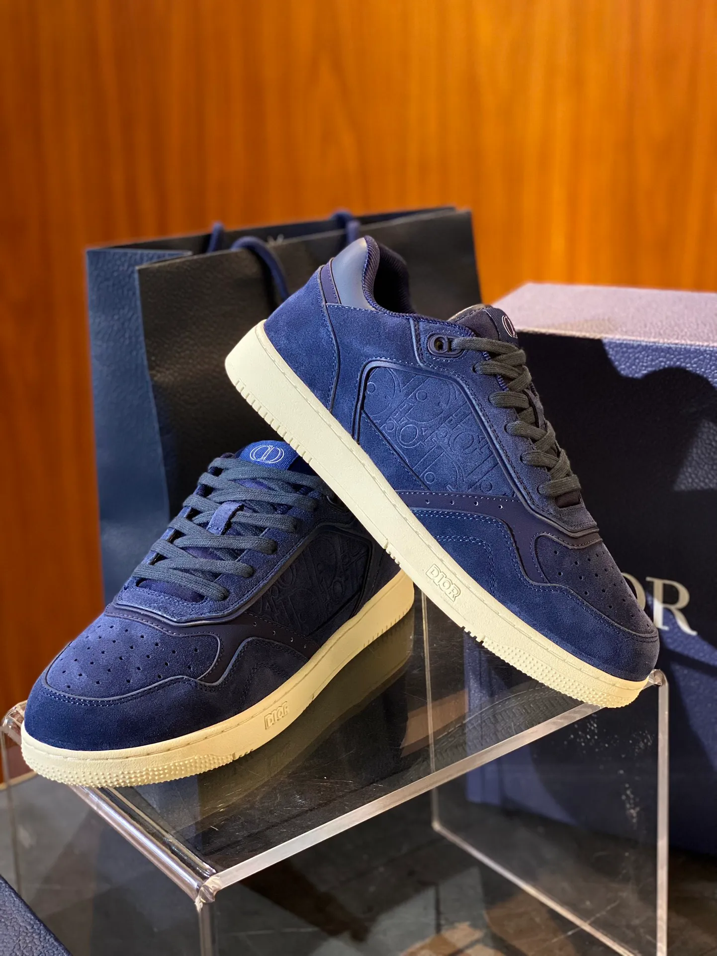 💰780 Dior| New B27 style for men and women ♞size; women 35~40, men 38~47 B27 is so handsome! The best and most eye-catching Dior wear is B27. The combination is invincible. It is versatile for everyday use and you don’t have to choose any combination. B27 feels comfortable on your feet. If you like this simple and elegant color scheme, you must buy it.